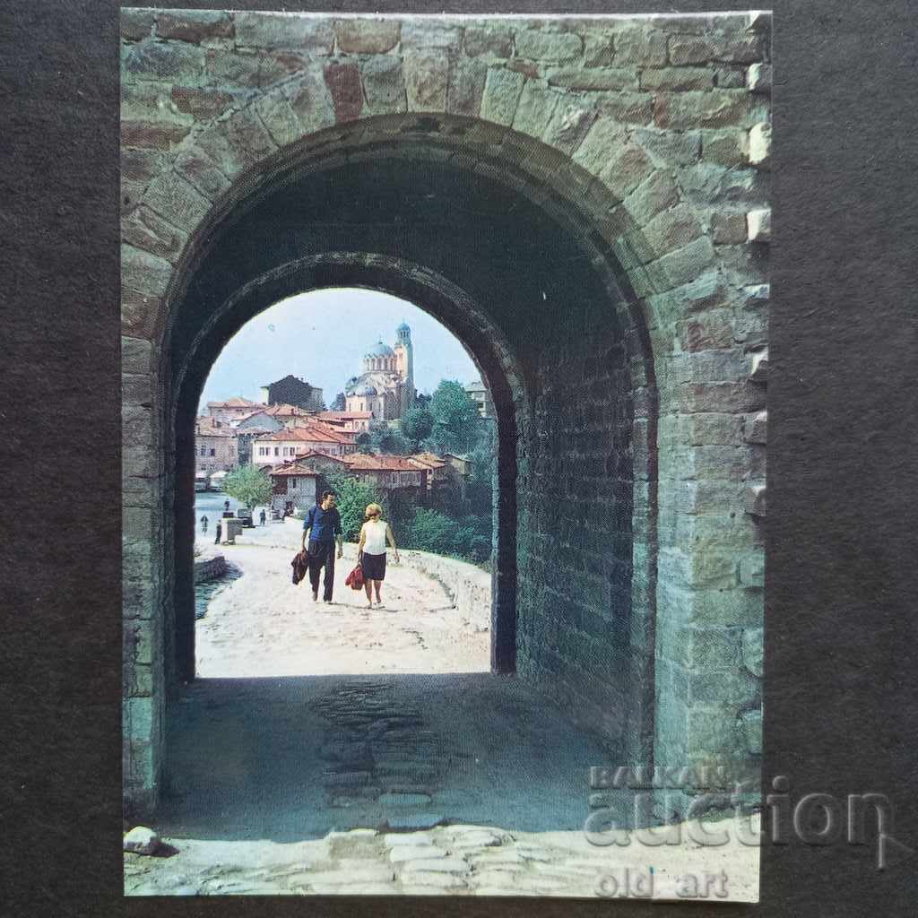 Γελαστός - πόλη Βελίκο Τάρνοβο, Είσοδος στο Τσαρέβετς Γελαστός - πόλη Βελίκο Τάρνοβο, Είσοδος στο Τσαρέβετς