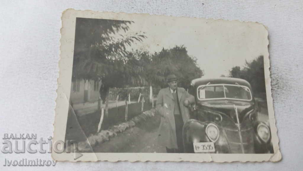 Photo Man next to a retro car