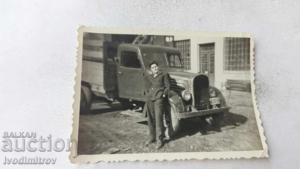 Photo Young man next to a retro truck