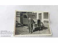 Fotografie Tânăr lângă un camion retro