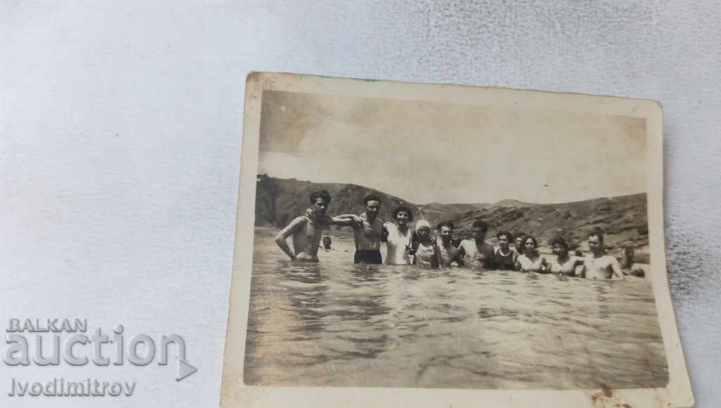 Снимка Младежи и девойки във водата