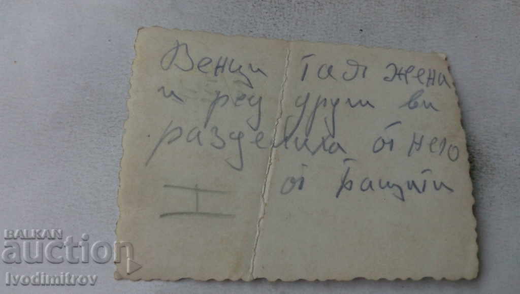 Снимка Младежи и девойка по бански с цена 2.15 лв. | € 1.10 Снимка Младежи и девойка по бански с цена 2.15 лв. | € 1.10