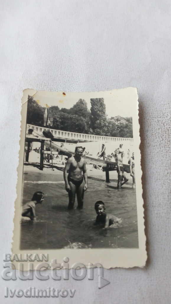 Photo Father with his children in the water