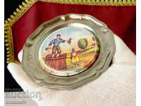 Чиния от калай с картина Винопроизводство.