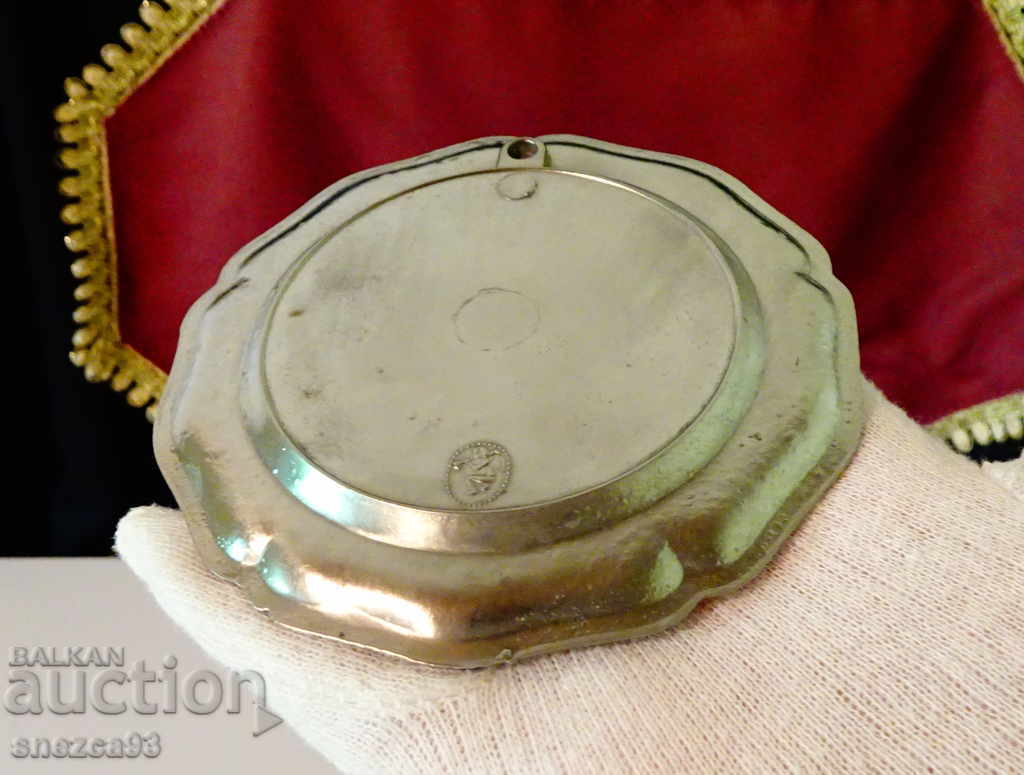 Калаена чиния,подложка с картина Предене на вълна. с цена 6.00 лв. | € 3.07