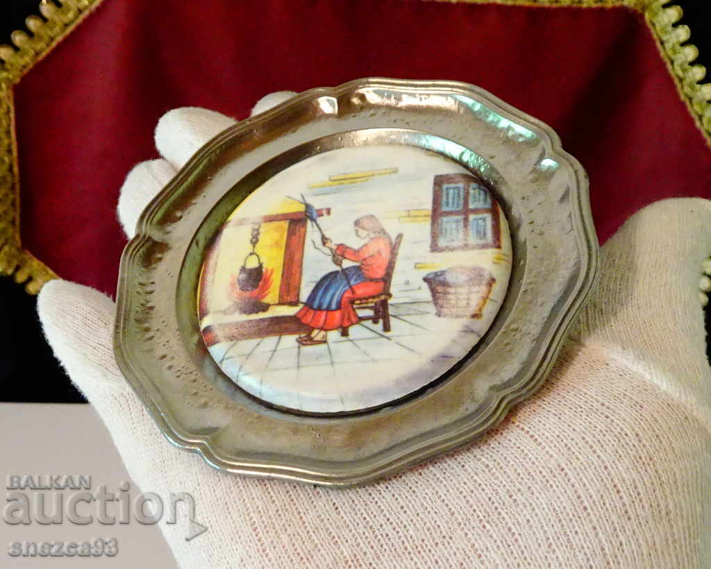 Аукцион Калаена чиния,подложка с картина Предене на вълна.