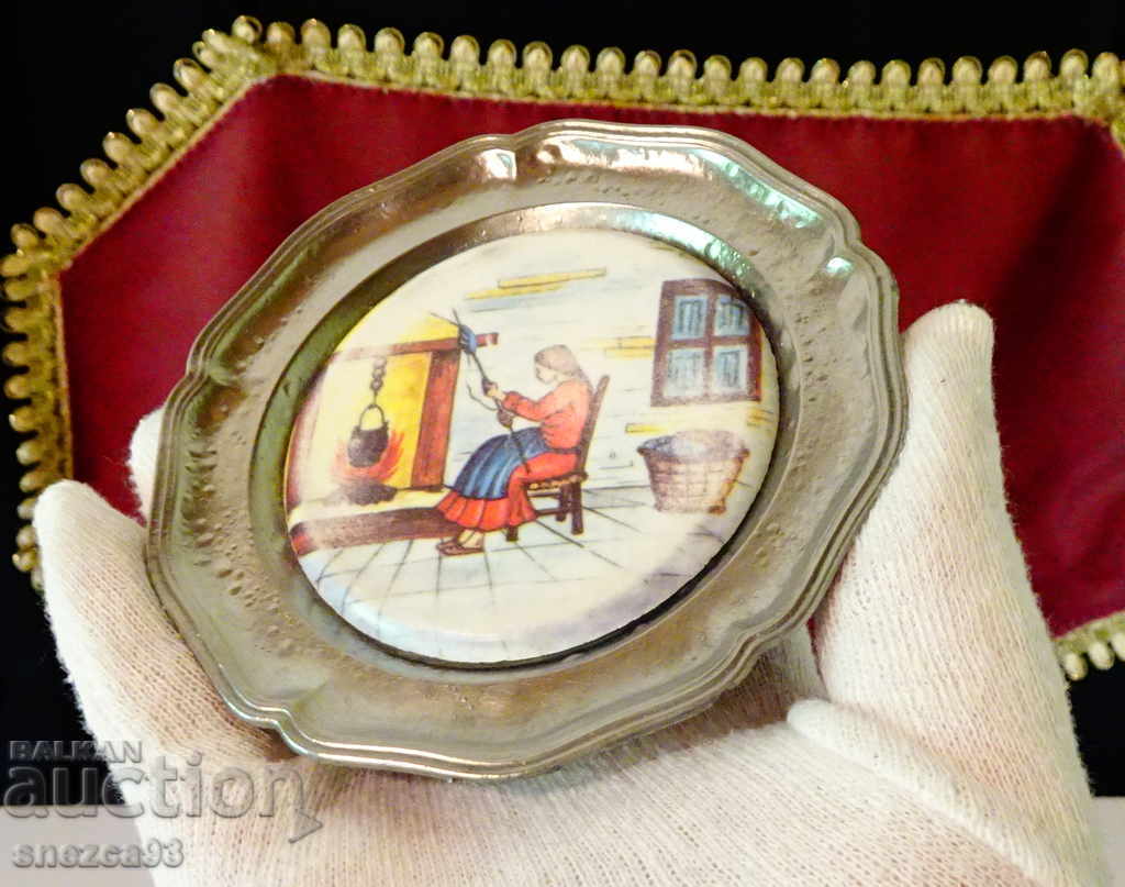 Калаена чиния,подложка с картина Предене на вълна.