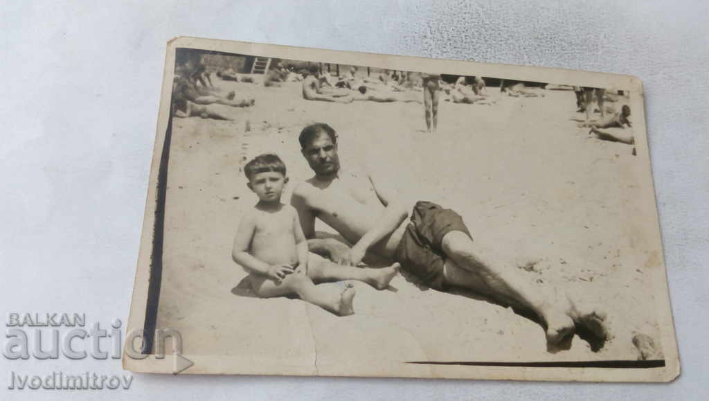 Fotografie Om cu fiul său pe plajă