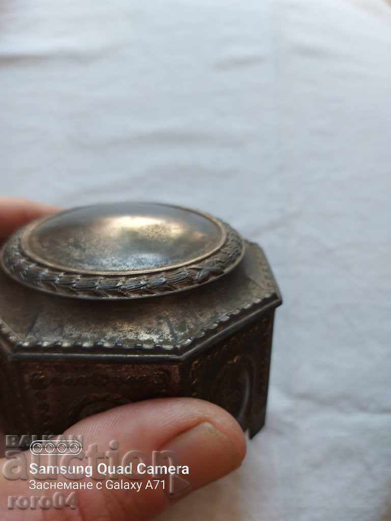 BOX - JEWELERY - OLD - SHEET METAL with price 19.99 BGN | € 10.22 BOX - JEWELERY - OLD - SHEET METAL with price 19.99 BGN | € 10.22