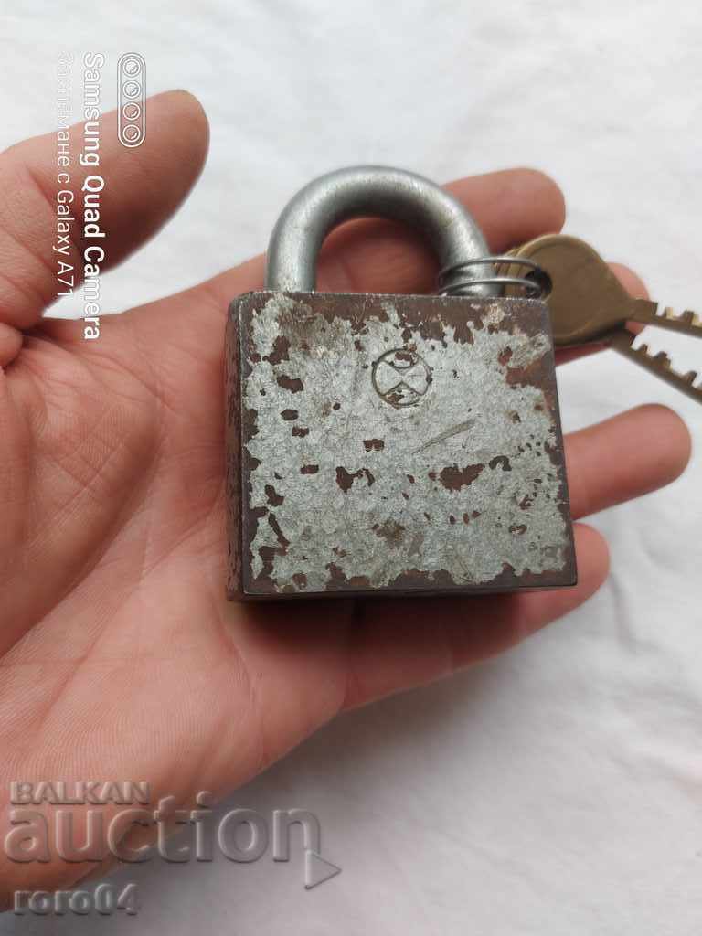 Auction LOCK WITH BROKEN KEY Auction LOCK WITH BROKEN KEY