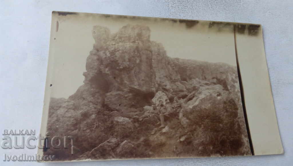 Φωτογραφία αξιωματικών στα βράχια του Πρώτου Παγκοσμίου Πολέμου