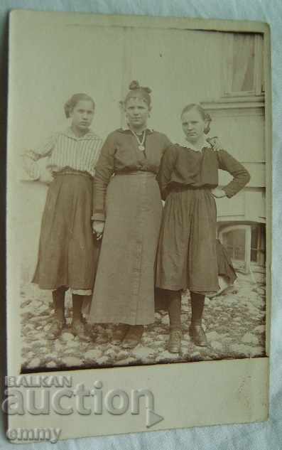 Стара картичка снимка на три жени