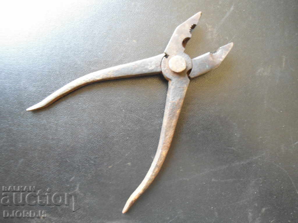 Old pliers with price 3.00 BGN | € 1.53 Old pliers with price 3.00 BGN | € 1.53