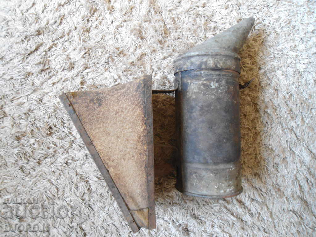Old beekeeping device with price 7.00 BGN | € 3.58 Old beekeeping device with price 7.00 BGN | € 3.58