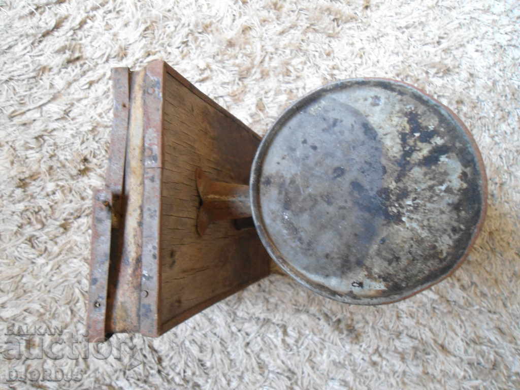 Delivery of Old beekeeping device Delivery of Old beekeeping device