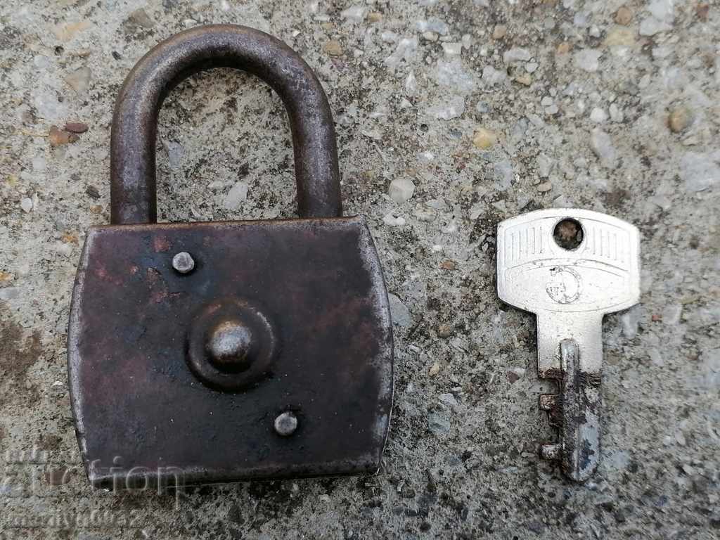 Old padlock with key, suitcase, padlock, latch, lock with price 29.00 BGN | € 14.83 Old padlock with key, suitcase, padlock, latch, lock with price 29.00 BGN | € 14.83