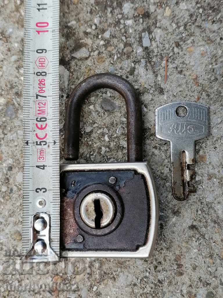 Auction Old padlock with key, suitcase, padlock, latch, lock Auction Old padlock with key, suitcase, padlock, latch, lock