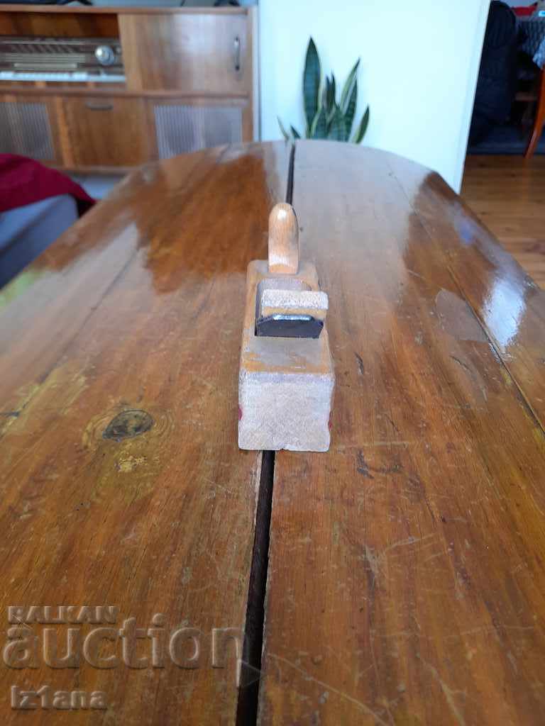 Delivery of Old carpentry grater Delivery of Old carpentry grater