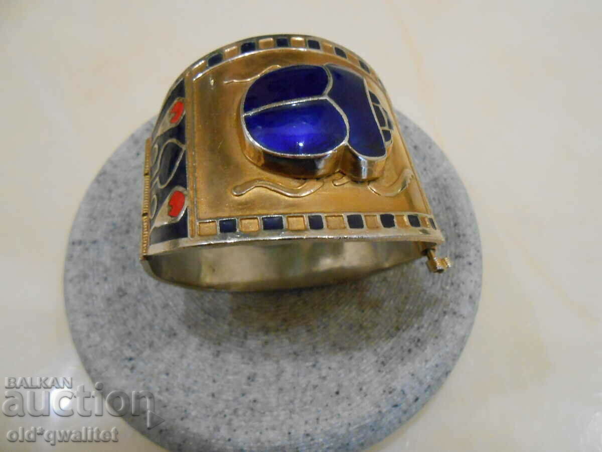 Стара широка гривна с щифт, емайл с цена 99.00 лв. | € 50.62 Стара широка гривна с щифт, емайл с цена 99.00 лв. | € 50.62