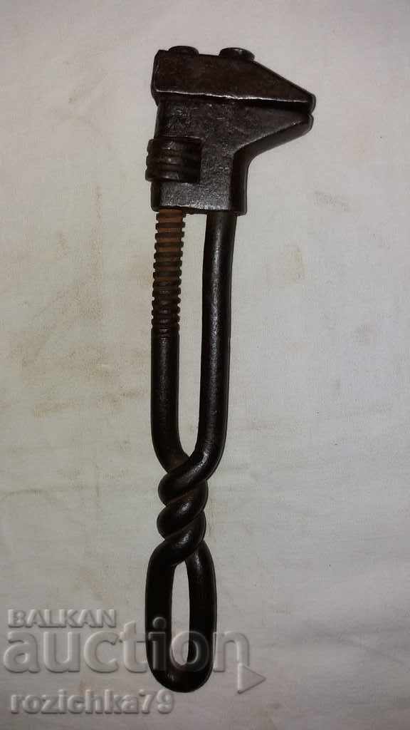 An old wrench tightens with price 25.00 BGN | € 12.78 An old wrench tightens with price 25.00 BGN | € 12.78