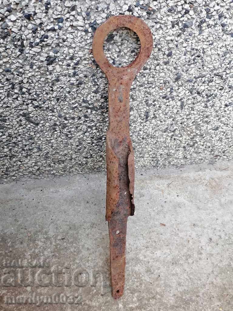 Delivery of Old metal wrought iron hanger primitive Delivery of Old metal wrought iron hanger primitive