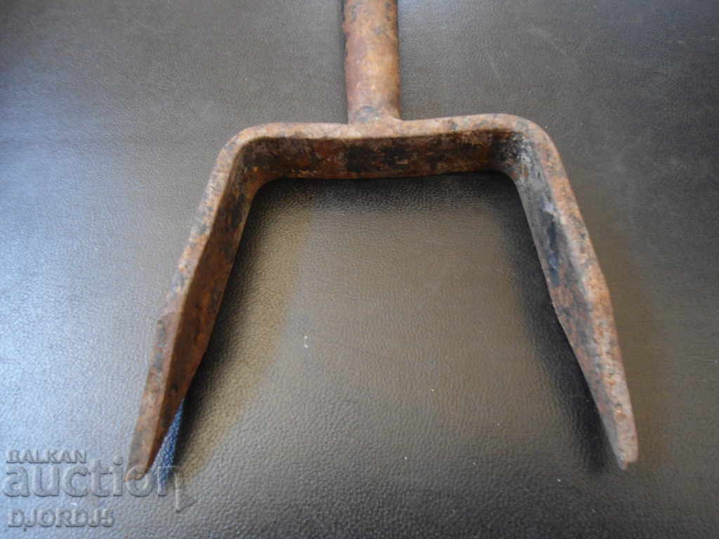 Auction  An old anvil