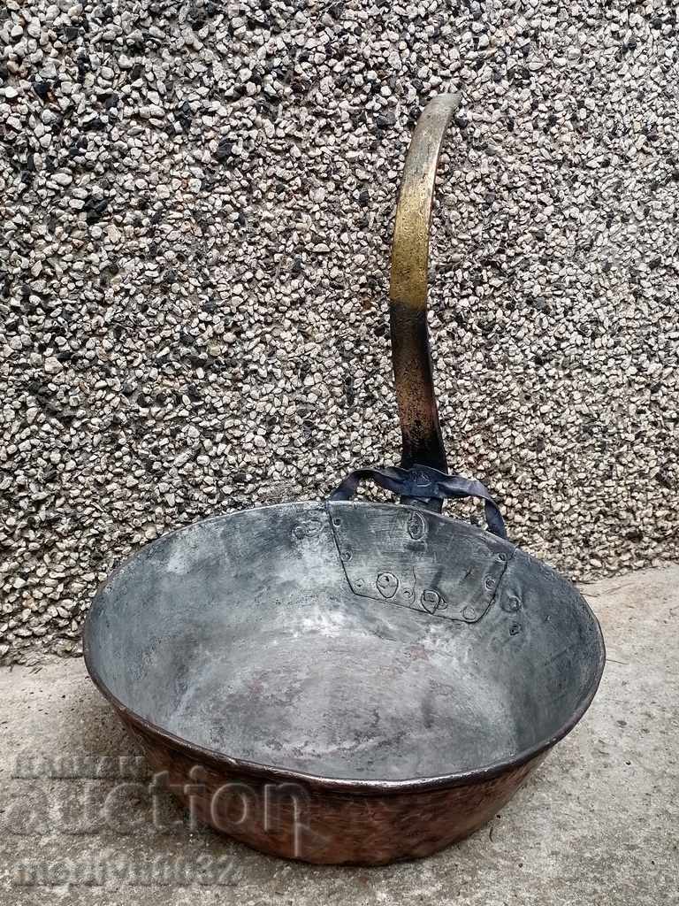 An old copper pan, a baker, a tray, a copper pot with price 79.00 BGN | € 40.39 An old copper pan, a baker, a tray, a copper pot with price 79.00 BGN | € 40.39