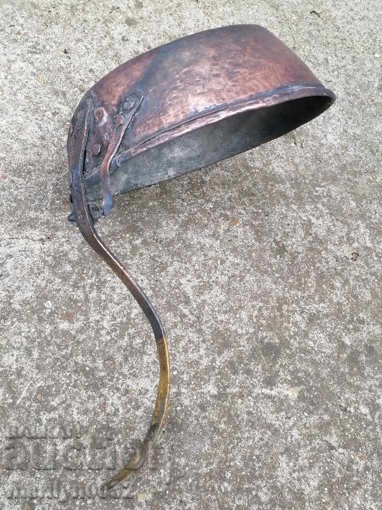 Auction An old copper pan, a baker, a tray, a copper pot Auction An old copper pan, a baker, a tray, a copper pot