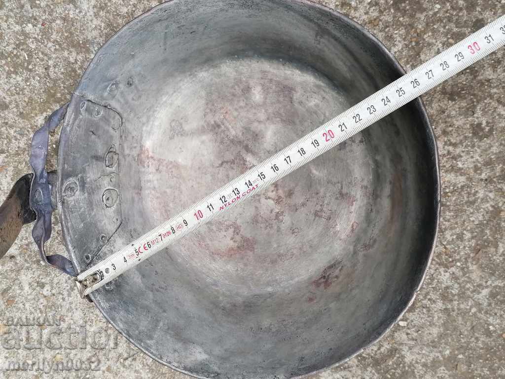 An old copper pan, a baker, a tray, a copper pot - 6 An old copper pan, a baker, a tray, a copper pot - 6