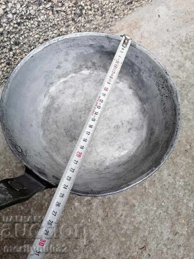 Delivery of An old copper pan, a baker, a tray, a copper pot Delivery of An old copper pan, a baker, a tray, a copper pot