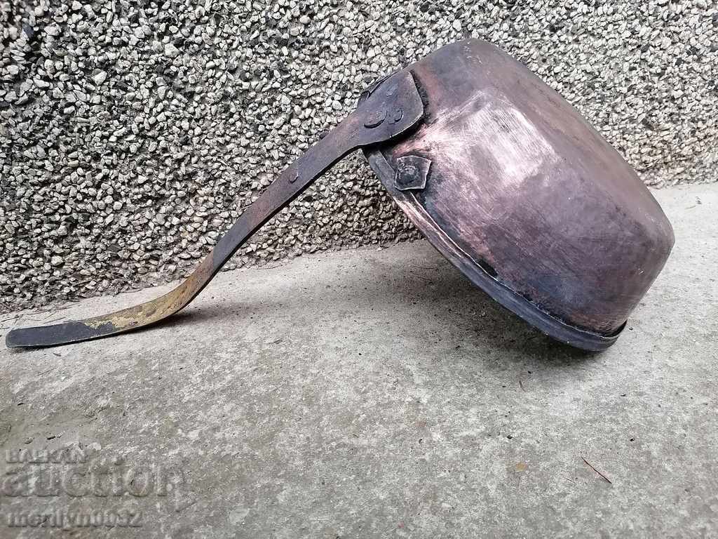 An old copper pan, a baker, a tray, a copper pot - 5 An old copper pan, a baker, a tray, a copper pot - 5