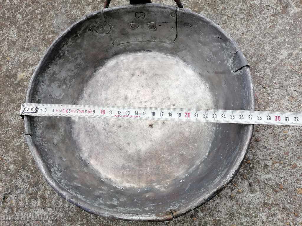 An old copper pan, a baker, a tray, a copper pot with price 79.00 BGN | € 40.39 An old copper pan, a baker, a tray, a copper pot with price 79.00 BGN | € 40.39