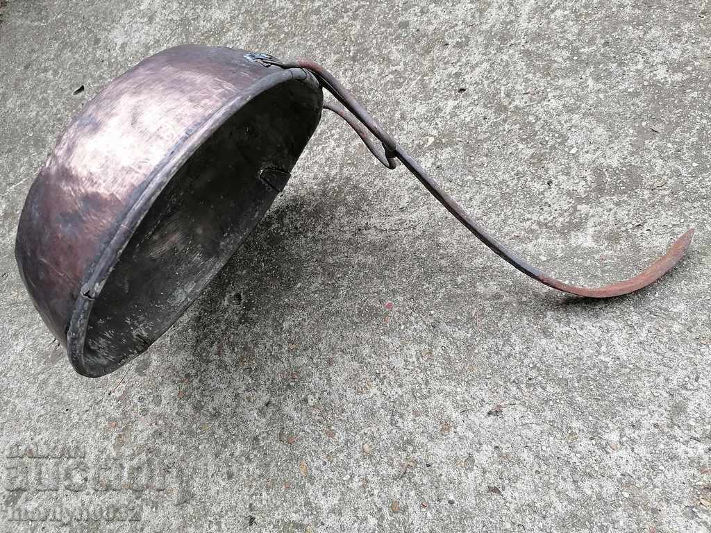 Auction An old copper pan, a baker, a tray, a copper pot Auction An old copper pan, a baker, a tray, a copper pot