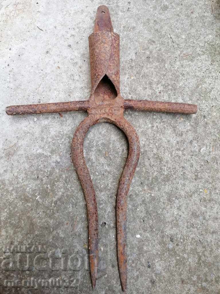 Vechi forjate dvuzabets, vila, fier forjat cu preț 34.00 BGN | € 17.38