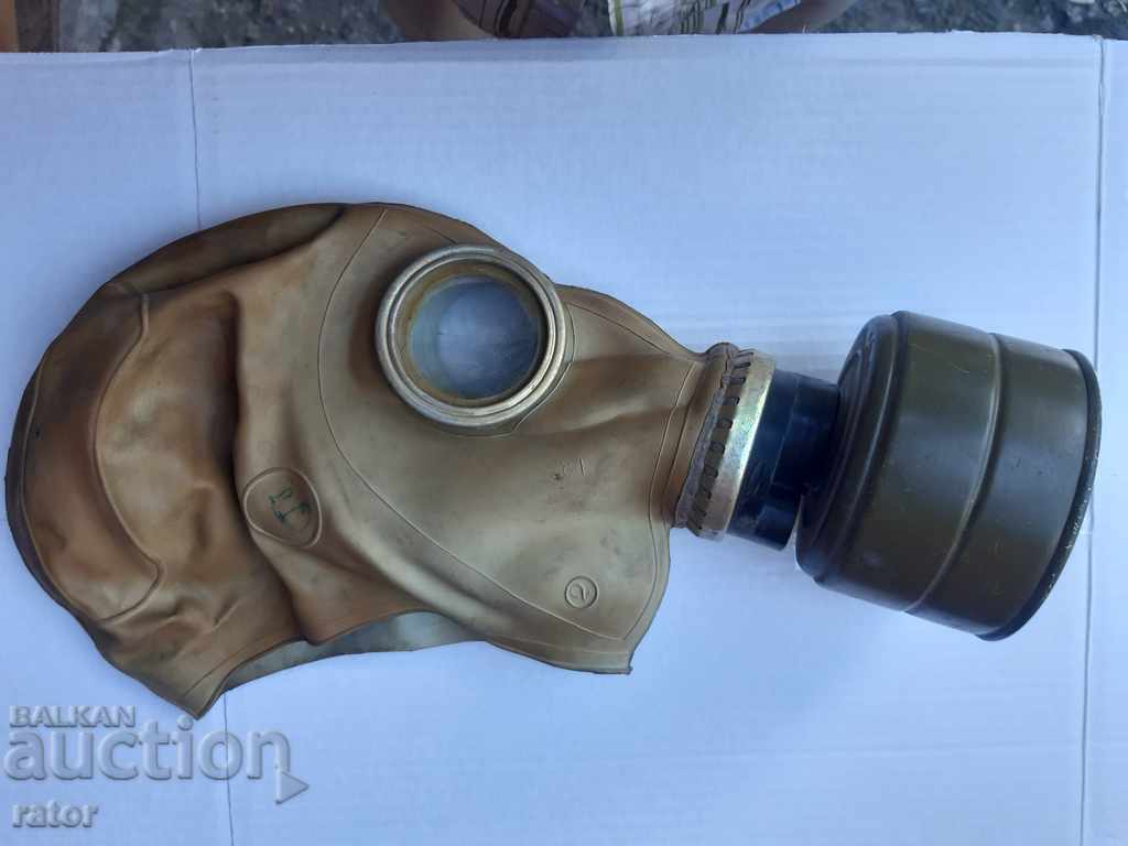 Стар противогаз с цена € 3.99 | 7.80 лв.