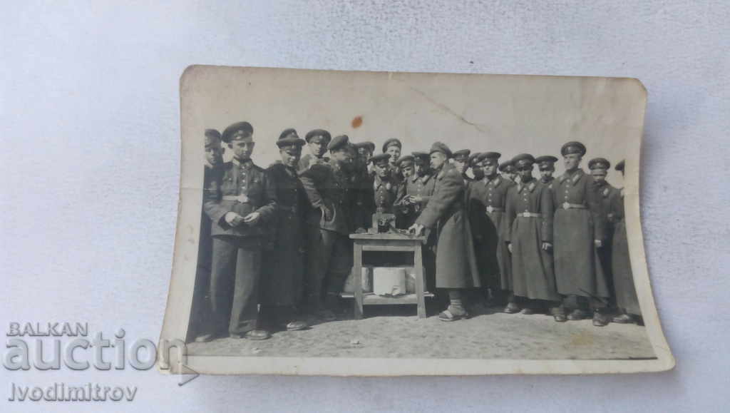 Φωτογραφία Στρατιώτες μπροστά από ένα μακέτα ενός κανονιού