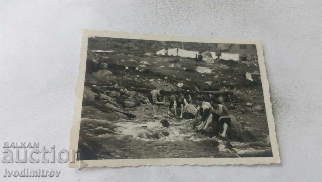 Φωτογραφία Οι άντρες πλένουν στο ρέμα