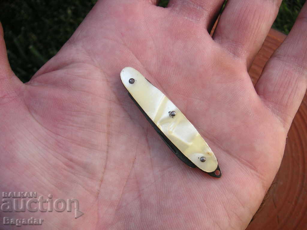 Delivery of A pocket knife Delivery of A pocket knife