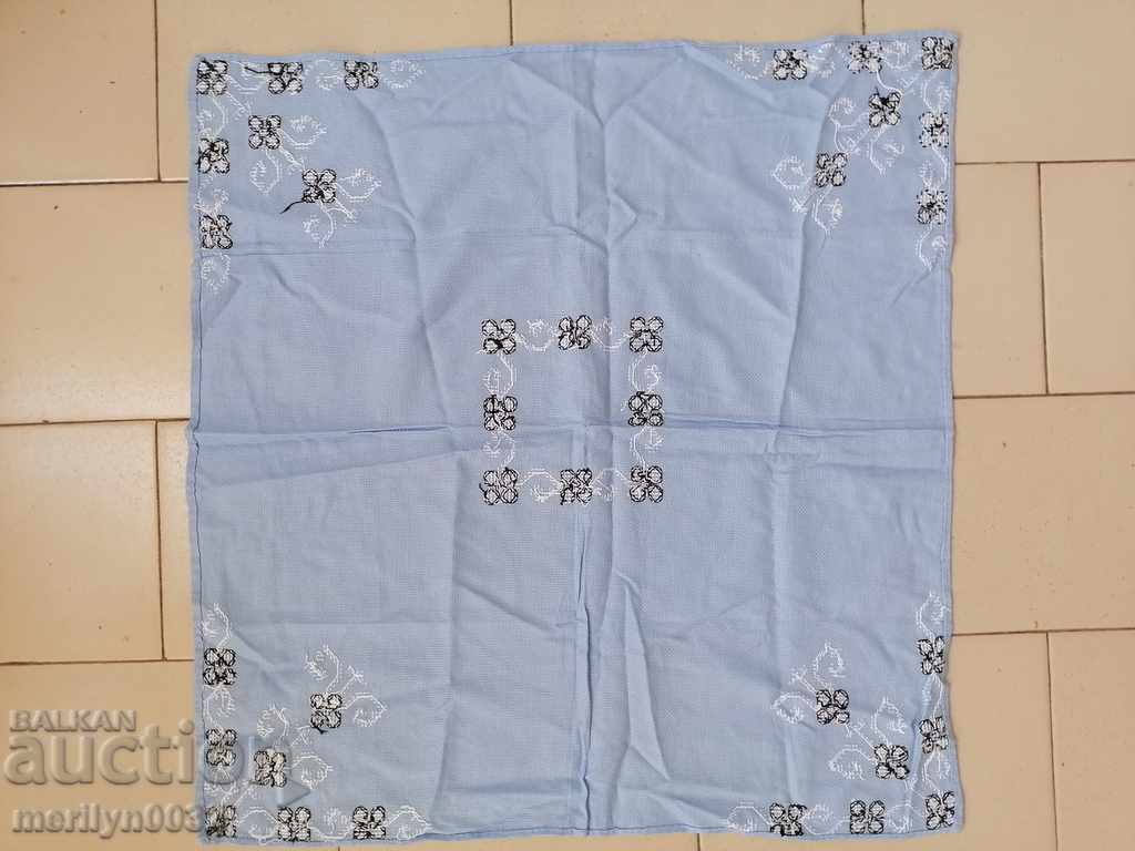 Vechi fețe de masă brodate în carouri brodate bulgărești cu preț 33.00 BGN | € 16.87 Vechi fețe de masă brodate în carouri brodate bulgărești cu preț 33.00 BGN | € 16.87