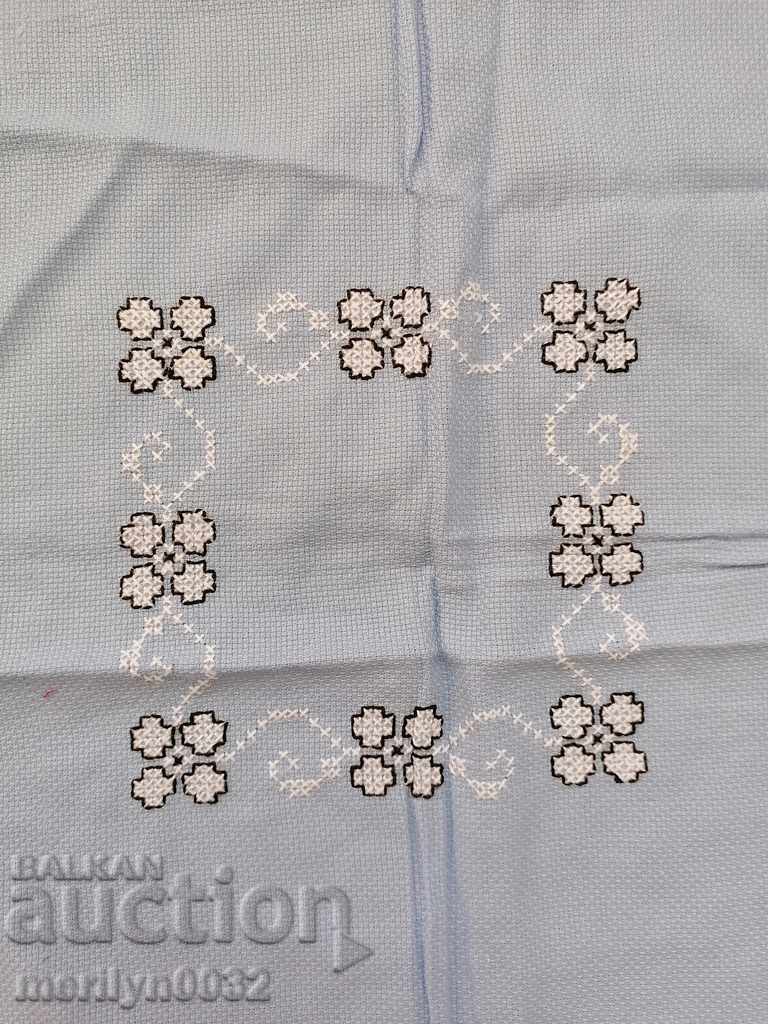 Licitație Vechi fețe de masă brodate în carouri brodate bulgărești Licitație Vechi fețe de masă brodate în carouri brodate bulgărești