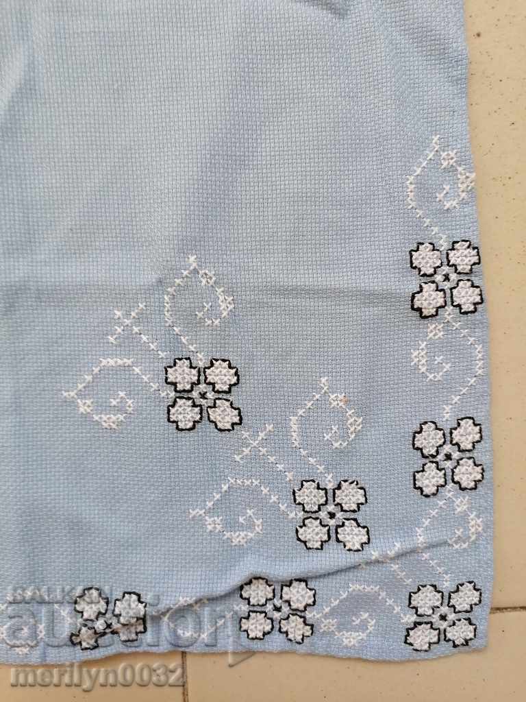 Vechi fețe de masă brodate în carouri brodate bulgărești - 5 Vechi fețe de masă brodate în carouri brodate bulgărești - 5