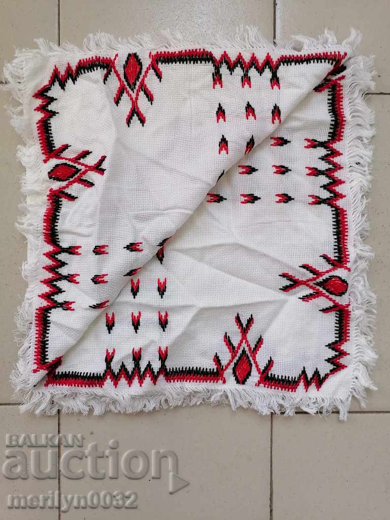 Licitație Vechi fețe de masă brodate în carouri brodate bulgărești Licitație Vechi fețe de masă brodate în carouri brodate bulgărești