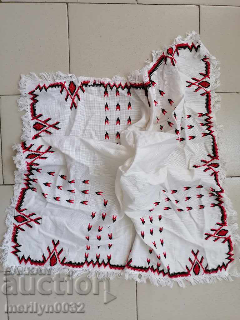 Vechi fețe de masă brodate în carouri brodate bulgărești - 5 Vechi fețe de masă brodate în carouri brodate bulgărești - 5