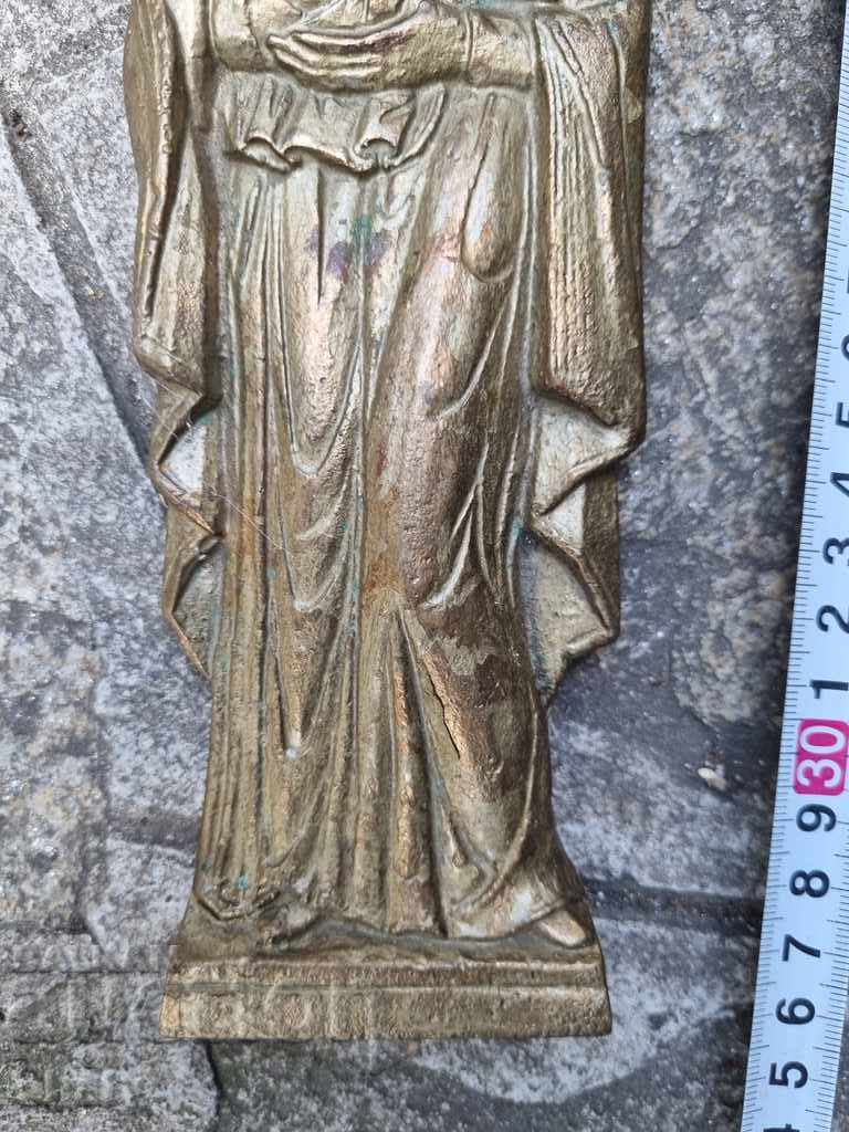 Delivery of Old bronze statue