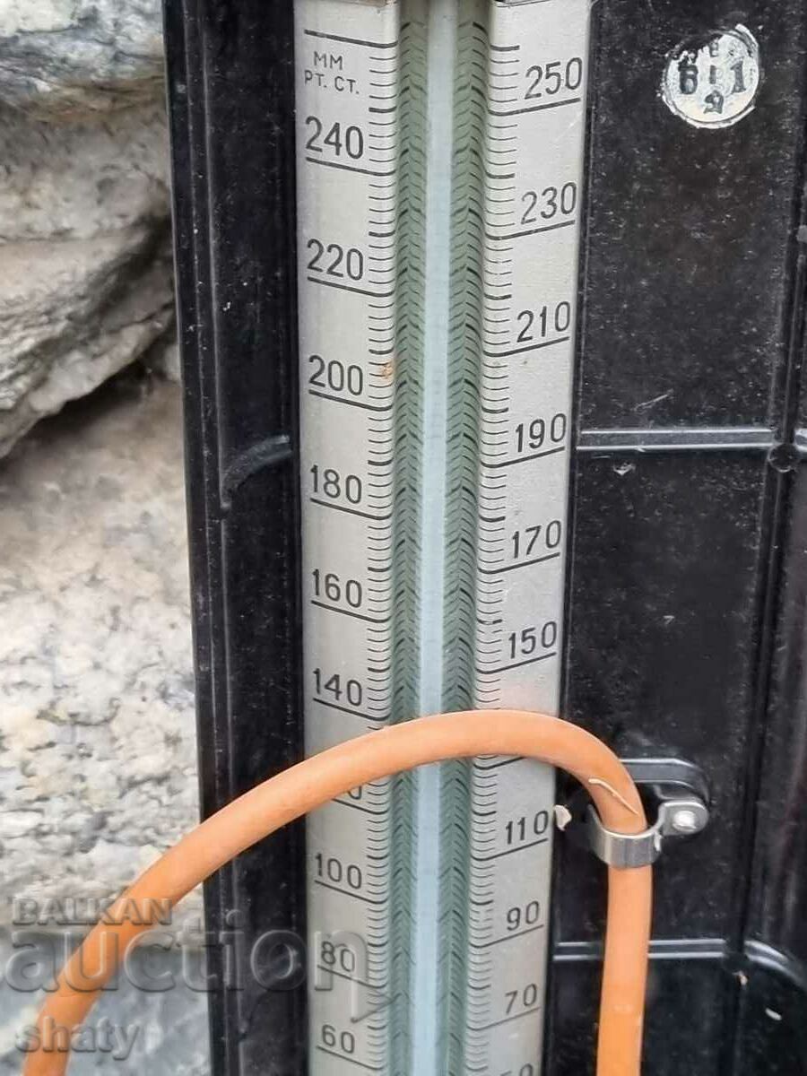 Auction  Old blood pressure monitor