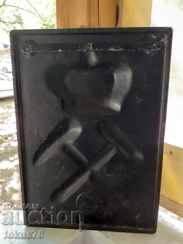 Delivery of Great cast iron panel with a crown plate 10 kg. embossed Delivery of Great cast iron panel with a crown plate 10 kg. embossed