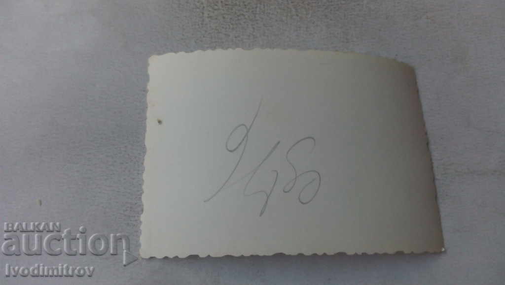 Fotografie Bărbați și copii pe plajă cu preț 2.35 BGN | € 1.20 Fotografie Bărbați și copii pe plajă cu preț 2.35 BGN | € 1.20