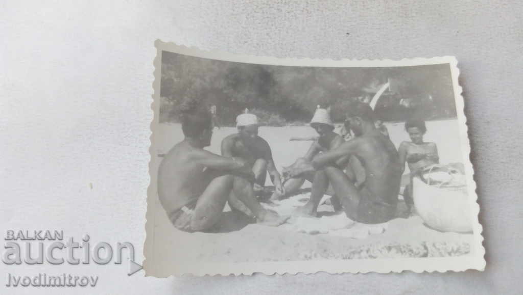 Fotografie Bărbați care se joacă alb pe plajă