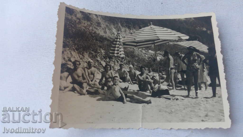 Снимка Мъже и деца на плажа