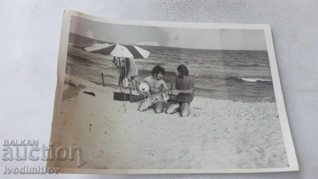 Fotografie Doi tineri pe plajă